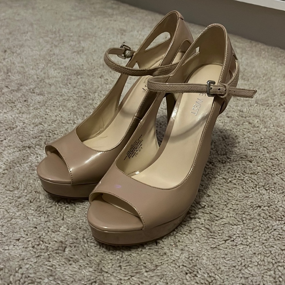 Tan heels - Picture 1 of 2
